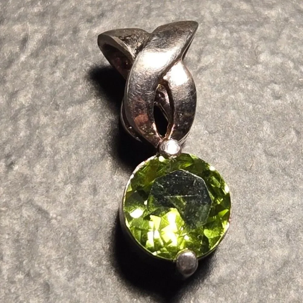Pretty Green Stone Sterling Silver Pendant